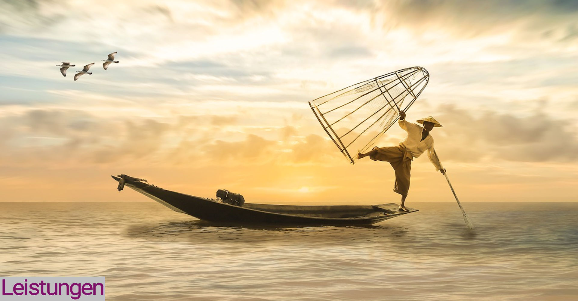 Fischer mit Reuse in der Hand balanziert auf der Spitze seines Bootes